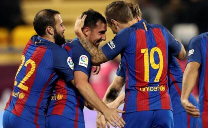 Alcacer, felicitado por Aleix Vidal y Digne.