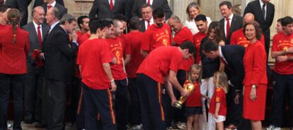 Las infantas Leonor y Sofía saludan al capitan de la selección, Iker Casillas, en presencia de la familia real durante la recepción en el Palacio Real.