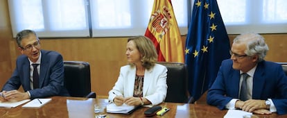 La ministra de Economía, Nadia Calviño; el gobernador del Banco de España, Pablo Hernández de Cos (izquierda), y el presidente de la CNMV, Sebastián Albella.