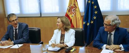 La ministra de Economía, Nadia Calviño; el gobernador del Banco de España, Pablo Hernández de Cos (izquierda), y el presidente de la CNMV, Sebastián Albella.