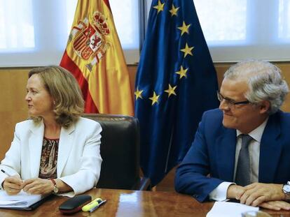 La ministra de Economía, Nadia Calviño; el gobernador del Banco de España, Pablo Hernández de Cos (izquierda), y el presidente de la CNMV, Sebastián Albella.