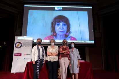 Desde la izquierda, Fátima Anllo, las periodistas Soledad Gallego-Díaz, Gabriela Cañas y María Jesús Chao, este martes en el Ateneo de Madrid. En la pantalla, la escritora Rosa Montero.