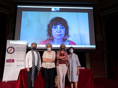 Desde la izquierda, Fátima Anllo, las periodistas Soledad Gallego-Díaz, Gabriela Cañas y María Jesús Chao, este martes en el Ateneo de Madrid. En la pantalla, la escritora Rosa Montero.