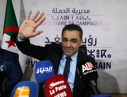 El candidato socialista a la presidencia de Argelia, Yucef Auchich, en una conferencia de prensa, el lunes en Argel.
