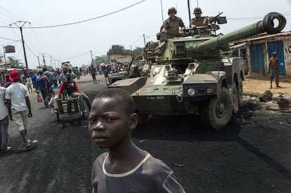 Tropas francesas de la "Operación Sangaris" toman posición en un puesto de control en el área de PK12 de Bangui, República Centroafricana. Ocho personas, entre ellas seis civiles, han muerto en un tiroteo entre las fuerzas de paz y los combatientes de la milicia de mayoría cristiana "anti-balaka" africanos.