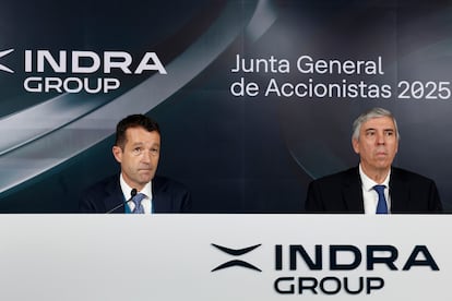 El presidente de Indra, Ángel Escribano (i), junto al consejero Delegado de la empresa, José Vicente de los Mozos (d).