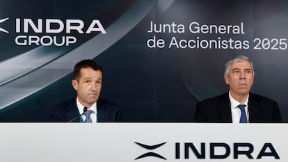 El presidente de Indra, Ángel Escribano (i), junto al consejero delegado de la empresa, José Vicente de los Mozos (d).