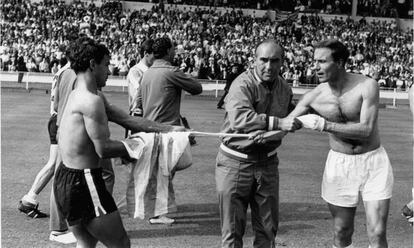El técnico Alf Ramsey impide que el inglés George Cohen dé su camiseta a un jugador de Argentina, tras los cuartos del Mundial'66.