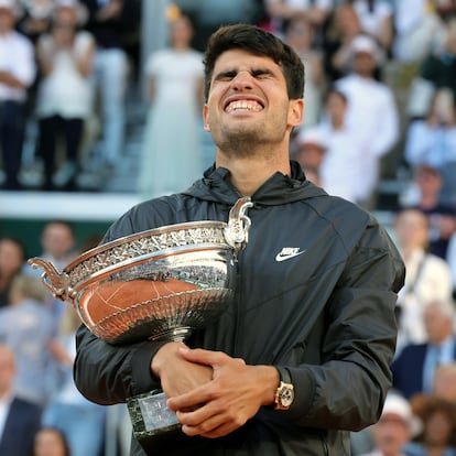 Paris (France), 09/06/2024.- Carlos Alcaraz of Spain poses with the Coupe des Mousquetaires trophy after winning his Men'Äôs Singles final match against Alexander Zverev of Germany during the French Open Grand Slam tennis tournament at Roland Garros in Paris, France, 09 June 2024. (Tenis, Abierto, Francia, Alemania, España) EFE/EPA/TERESA SUAREZ