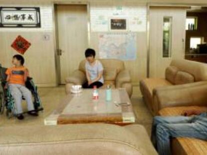  Tres discapacitados internos en el orfanato cat&oacute;lico de Liming, en Biancun (provincia de Hebei, al norte de China). 