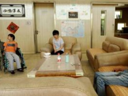 Tres discapacitados internos en el orfanato católico de Liming, en Biancun (provincia de Hebei, al norte de China).