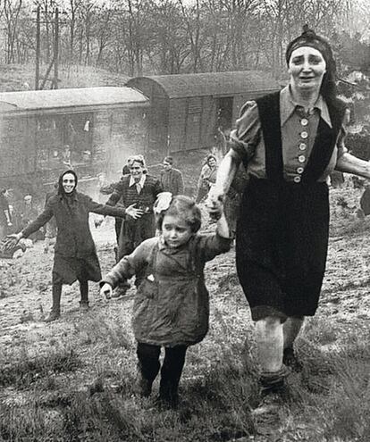 Liberacin de un tren de la muerte de Bergen-Belsen a su paso por las proximidades de Magdeburgo el 13 de abril de 1945.