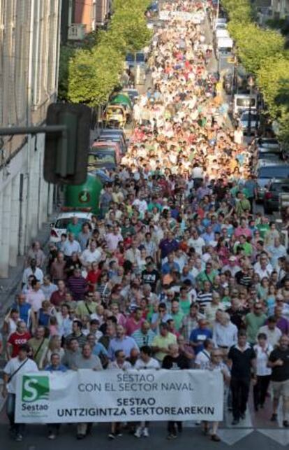 Manifestación convocada por el Ayuntamiento de Sestao (Bizkaia) "a favor del sector naval" hoy, tras la decisión de Bruselas de obligar a devolver las ayudas fiscales recibidas por los astilleros entre 2007 y 2011 por considerarlas ilegales.