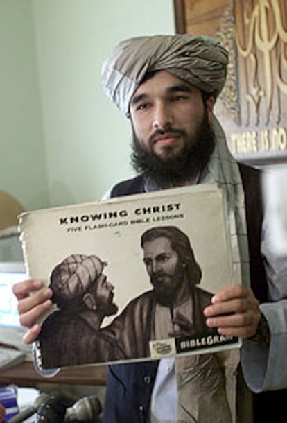 Un funcionario talibán muestra un cartel incautado a la ONG.