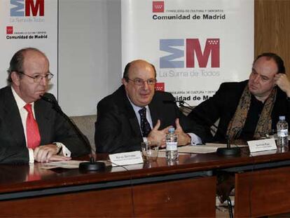 Rafael Spottorno, gerente de la Fundación Caja Madrid; Santiago Fisas, consejero madrileño de Cultura, y Xavier Güell, director de Musicadhoy (de izquierda a derecha).