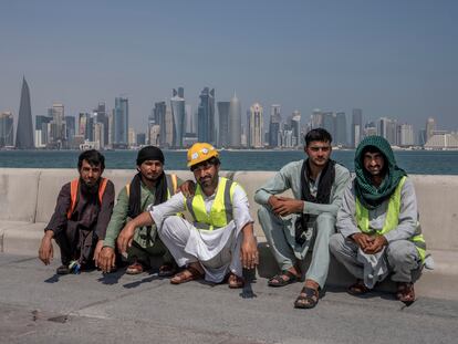 Trabajadores migrantes paquistaníes posan para una fotografía, mientras toman un descanso, en Doha, Qatar, el miércoles 19 de octubre de 2022. Los trabajadores migrantes que construyeron los estadios de la Copa del Mundo de fútbol a menudo trabajaban largas horas en duras condiciones.