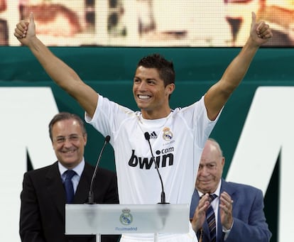 Cristiano Ronaldo durante su presentación como nuevo jugador del Real Madrid en el estadio Santiago Bernabéu el 6 de julio de 2009.