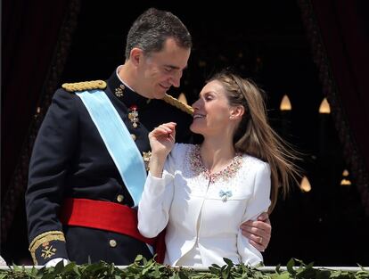 Los reyes Felipe VI y Letizia saludan desde el balcón central del Palacio Real de Madrid, tras el acto oficial de la proclamación del nuevo Rey en el Congreso de los Diputados.   