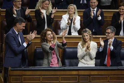 De izquierda a derecha, el presidente del Gobierno, Pedro Snchez, y las vicepresidentas Mara Jess Montero y Yolanda Daz, y el ministro de Presidencia, Flix Bola?os, aplauden durante el pleno celebrado este jueves en el Congreso de Los Diputados.