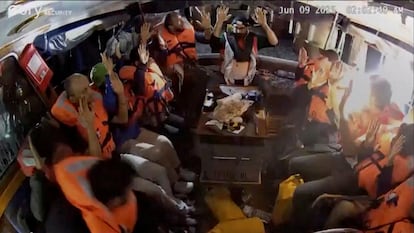 Activistas a bordo de 'Madleen', el barco con ayuda humanitaria para Gaza, tras ser interceptados por el ejército israelí, este lunes.