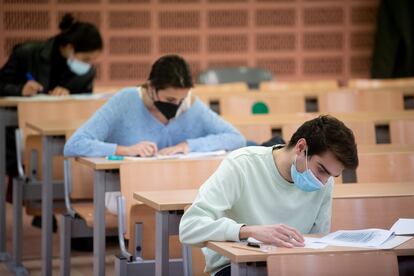 Alumnos, este miércoles, en un examen de la Facultad de Geografía e Historia de la Universidad de Valencia.