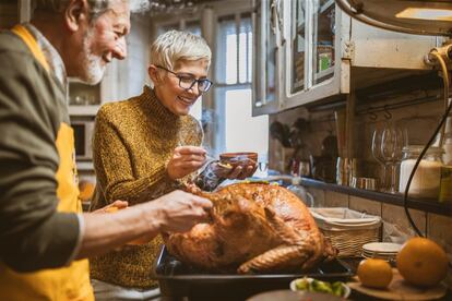 Poner un pavo relleno como principal aporte de proteínas para celebrar las fiestas, sobre todo Nochebuena, viene más bien de la tradición anglosajona, y, más que navideño, que también, es el plato por excelencia del Día de Acción de Gracias (segundo lunes de octubre en Canadá y cuarto jueves de noviembre en Estados Unidos). La cuestión es que ha llegado a las mesas españolas, con su relleno tradicional de manzana, pan duro, frutas deshidratadas (como orejones o ciruelas pasas), panceta y caldo de ave. Y al horno, a hacerse durante varias horas.