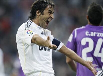 Raúl celebra uno de sus goles al Valladolid.