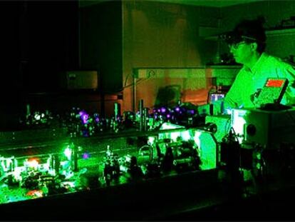 Instalaciones del laboratorio de femtociencia de la Universidad de Castilla-La Mancha. A la derecha, Abderrazak Douhal.