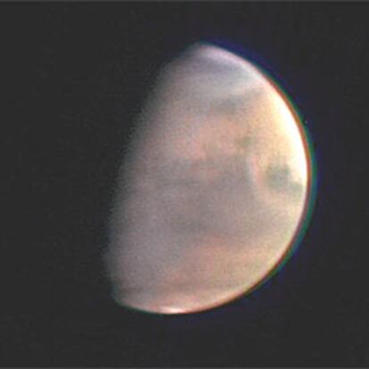 Fotografía de Marte tomada por la <i>Mars Express</i> al acercarse al planeta.