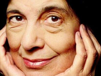 Susan Sontag, escritora y periodista, fotografiada en el Hotel Clarís de Barcelona en 2003.