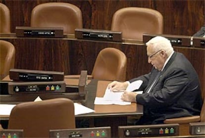 Ariel Sharon comprueba sus notas antes de su discurso ante la Knesset.