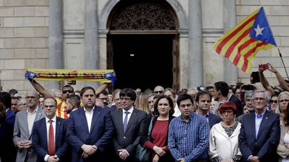 Carles Puigdemont y Ada Colau en una concentración el 2 de octubre en protesta por la actuación policial el 1-O.