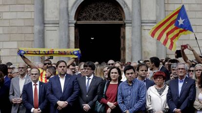 Carles Puigdemont y Ada Colau en una concentraci&oacute;n el 2 de octubre en protesta por la actuaci&oacute;n policial el 1-O.