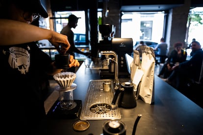 Una vez molido, el café se deposita con cuidado en el filtro.