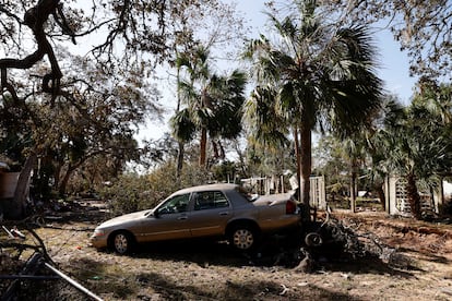 Partes de la costa del Golfo de Florida continúan bajo el agua y las autoridades advierten que las inundaciones catastróficas se han extendido hasta las montañas Apalaches.