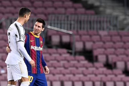 Cristiano Ronaldo y Leo Messi se saludan en el Barcelona (0)-Juventus de Turín (3), en la 6ª jornada de la Liga de Campeones en el Camp Nou, en diciembre de 2020.