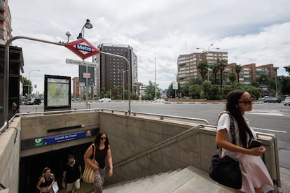 Varias personas salen este miércoles de una estación de metro en Madrid.