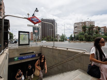 Varias personas salen este miércoles de una estación de metro en Madrid.