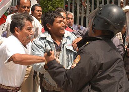 Campesinos mexicanos se enfrentan a la policía junto al Ministerio de Agricultura en Ciudad de México.
