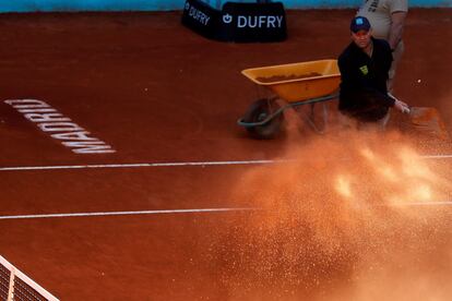 Preparativos de la pista Arantxa Sánchez Vicario de la Caja Mágica, el 9 de mayo de 2019.