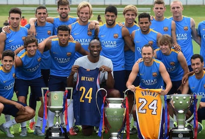 Kobe, junto a Iniesta y la plantilla del Barcelona, en una gira en California en 2015.