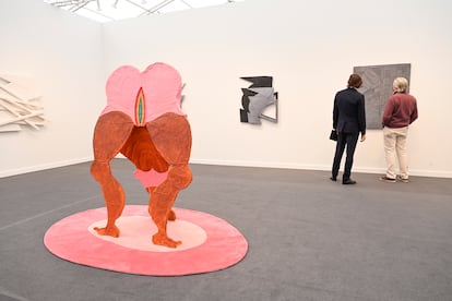 Dos hombres contemplan un cuadro en la feria de arte Frieze de Los Ángeles, este 17 de febrero.