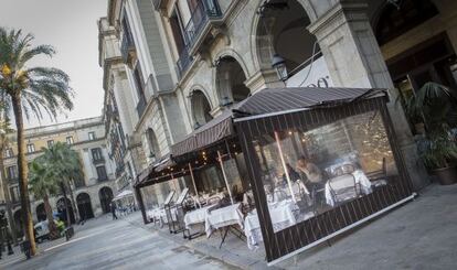 Imagen de la terraza del restaurante Dodo de la plaza Reial.