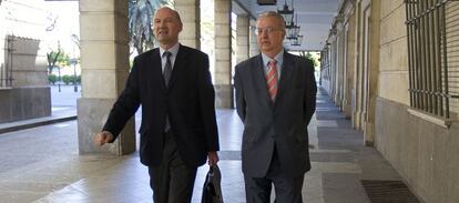 El exconsejero andaluz de Empleo Antonio Fernández (derecha), junto a su abogado en los juzgados sevillanos.