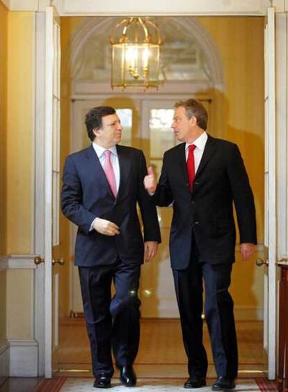 Tony Blair charla con José Manuel Durão Barroso en el verano de 2005 en el número 10 de Downing Street.