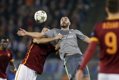 Benzema trata de controlar la pelota ante Manolas