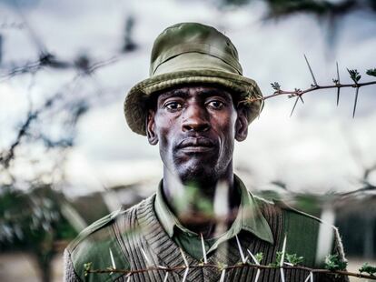 Retrato de Peter Esegon, de 47 años, uno de los principales cuidadores de Fatu y Najin. Esegon ha trabajado en la conservación durante 20 años y su trabajo consiste en cuidar a los animales y concienciar a los visitantes sobre el rinoceronte, 2018.