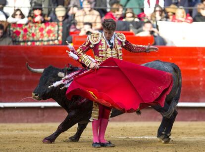 Manuel Escribano, durante su faena a &#039;Aviador&#039;, ayer domingo, en la Feria de Fallas.