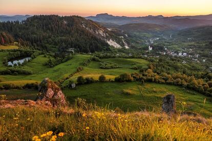 Paisagem mineiro de Roșia Montamă (Romênia).