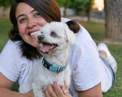 Laura Beltrán, cuidadora de perros y gatos, con su perro Lukas. Foto cedida por ella.